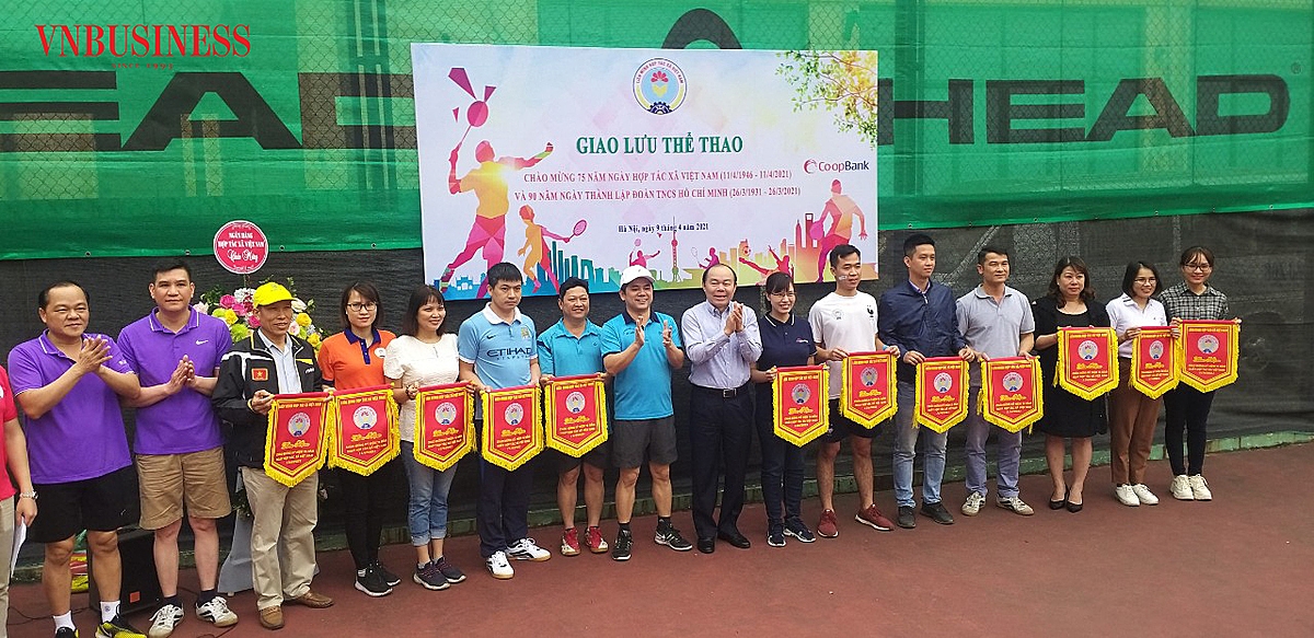 Chủ tịch Liên minh HTX Việt Nam Nguyễn Ngọc Bảo và Phó Chủ tịch Liên minh HTX Việt Nam Nguyễn Văn Thịnh (giữa) trao cờ lưu niệm cho đại diện các đơn vị trong hệ thống Liên minh HTX Việt Nam tham gia thi đấu.