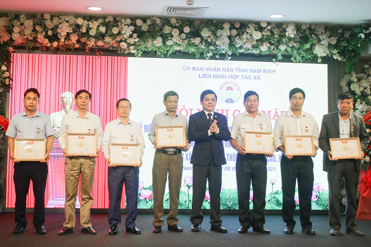 Phó chủ tịch Liên minh HTX Việt Nam Nguyễn Văn Thịnh tặng kỷ niệm chương cho các cá nhân, tập thể.