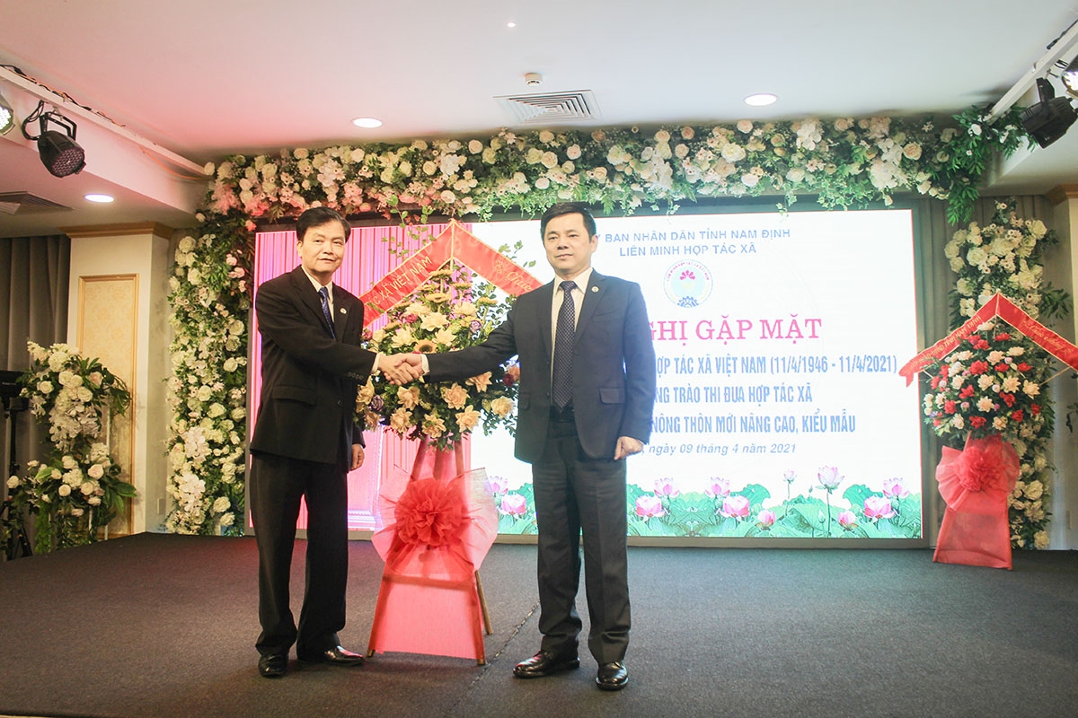 Phó Chủ tịch Liên minh HTX Việt Nam Nguyễn Văn Thịnh tặng hoa chúc mừng Liên minh HTX tỉnh Nam Định.