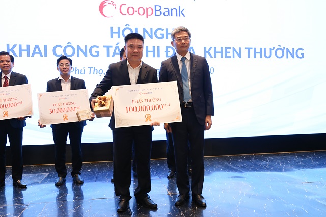 Ông Lê Minh Đạt - Giám đốc Ngân hàng Hợp tác xã Việt Nam chi nhánh Lâm Đồng nhận phần thưởng chi nhánh xuất sắc từ ông Nguyễn Quốc Cường – Chủ tịch HĐQT Ngân hàng Hợp tác xã Việt Nam