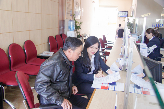 Khách hàng giao dịch tại Ngân hàng Hợp tác xã Việt Nam chi nhánh Lâm Đồng.
