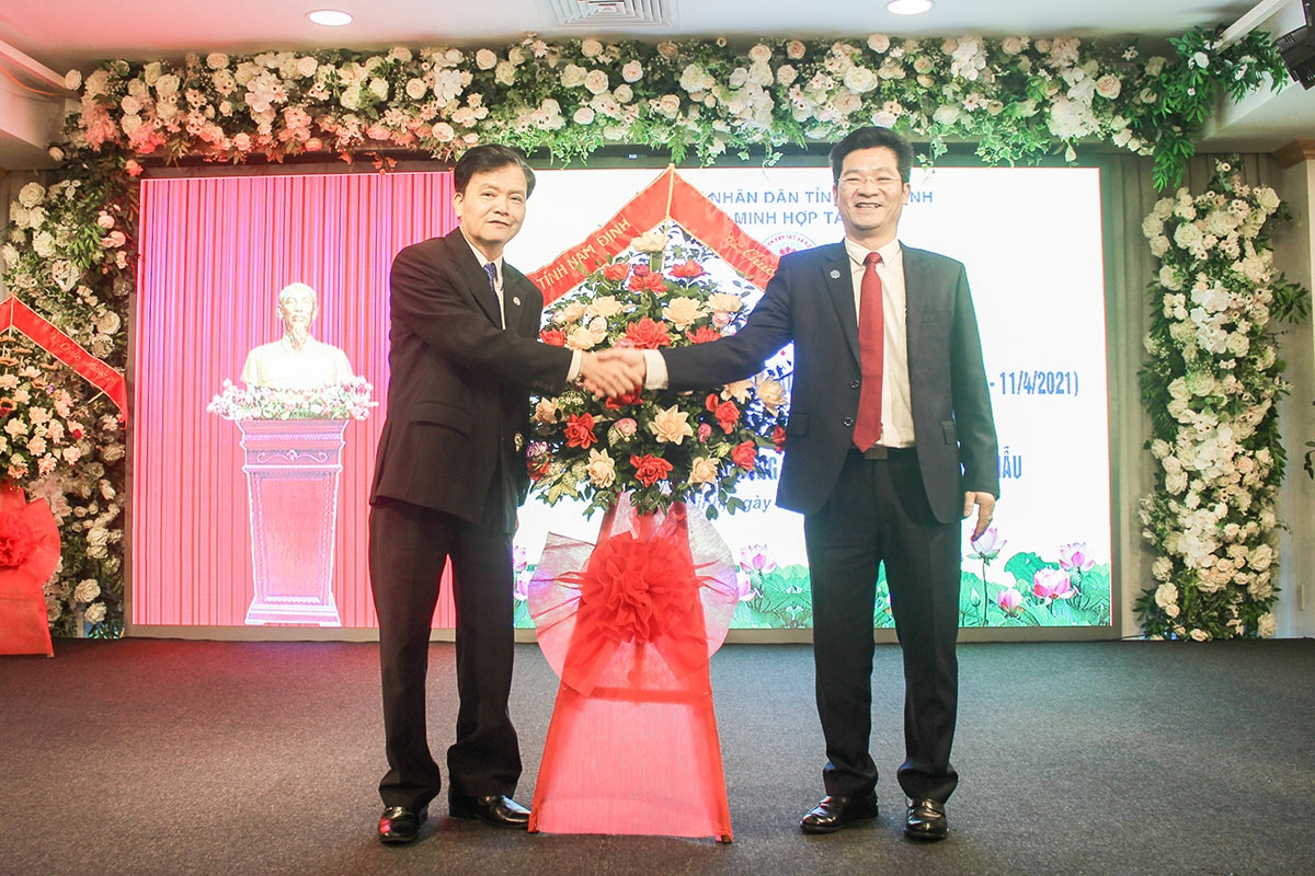 Phó Chủ tịch UBND tỉnh Nam Định Trần Anh Dũng tặng hoa chúc mừng Liên minh HTX tỉnh Nam Định.