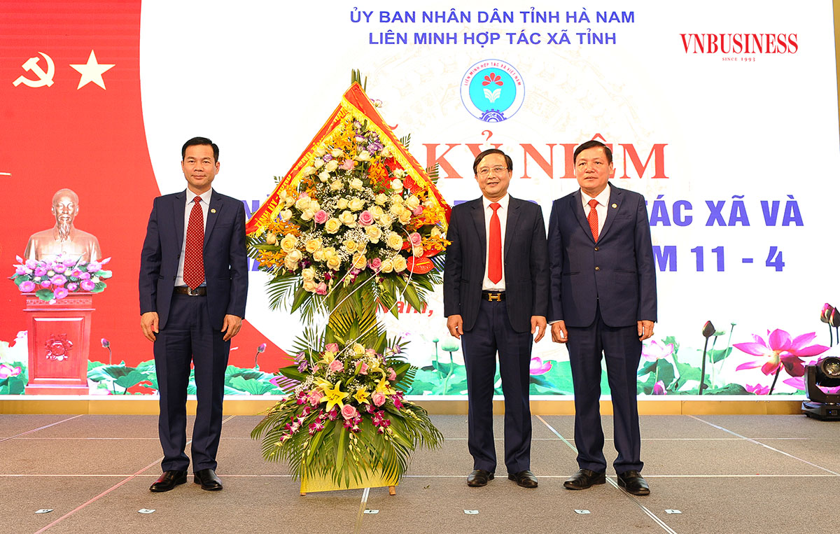 Phó Chủ tịch UBND tỉnh Hà Nam Nguyễn Đức Vượng tặng hoa cho Liên minh HTX tỉnh Hà Nam nhân dịp kỷ niệm 75 năm phong trào HTX và Ngày HTX Việt Nam 11/4.