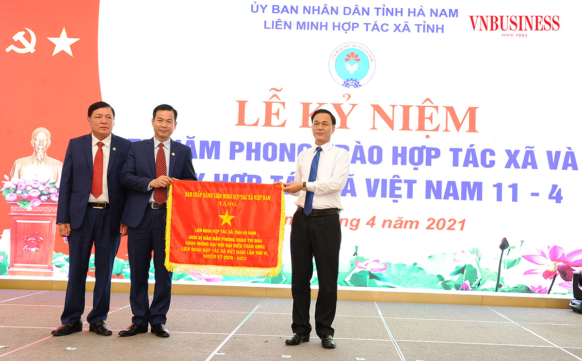 Phó Chủ tịch Liên minh HTX Việt Nam Nguyễn Mạnh Cường tặng Cờ thi đua cho Liên minh HTX tỉnh Hà Nam.