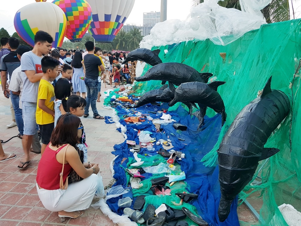 TP Đà Nẵng tuyên truyền tới người dân và du khách về những tác hại của rác thải nhựa đối với môi trường biển.