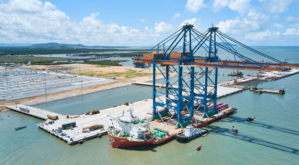 Phát triển hạ tầng hàng không và cảng biển nước sâu để đón những tàu container lớn sẽ tăng lợi thế trong thu hút các nhà đầu tư lớn của nước ngoài.