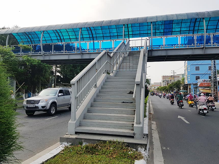 Cầu đi bộ bắc qua đường Nguyễn Tri Phương, có lối đi bộ dẫn xuống dải phân cách giữa hai làn đường để phục vụ hệ thống xe buýt nhanh BRT của TP. Đà Nẵng, nhưng đóng cửa từ khi xây dựng năm 2018 đến nay, không đưa vào khai thác.