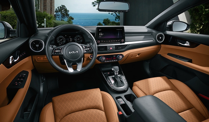 Nội thất Kia Cerato 2022 được nâng cấp nhẹ với phanh tay điện tử, vô lăng thể thao.