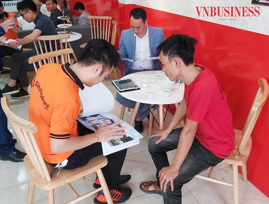 Nhân viên Siêu thị bản vẽ đang tư vấn cho khách hàng.