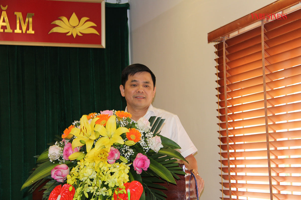 Phó Chủ tịch Liên minh HTX Việt Nam Nguyễn Văn Thịnh đánh giá cao hoạt động của các Quỹ TDND tỉnh Ninh Bình. Ảnh chụp tại