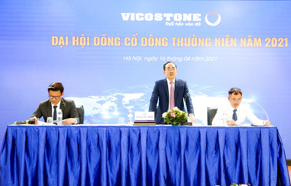 Đoàn Chủ tịch của Vicostone trả lời các câu hỏi của cổ đông.