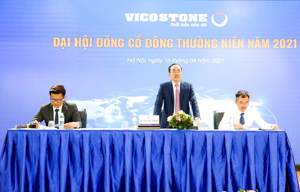 Đoàn Chủ tịch của Vicostone trả lời các câu hỏi của cổ đông.