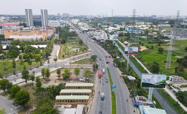 Đoạn Quốc lộ 13 đi qua Thuận An trở thành đại lộ thương mại - dịch vụ lớn nhất tỉnh Bình Dương. (Ảnh: Phước Tuấn)