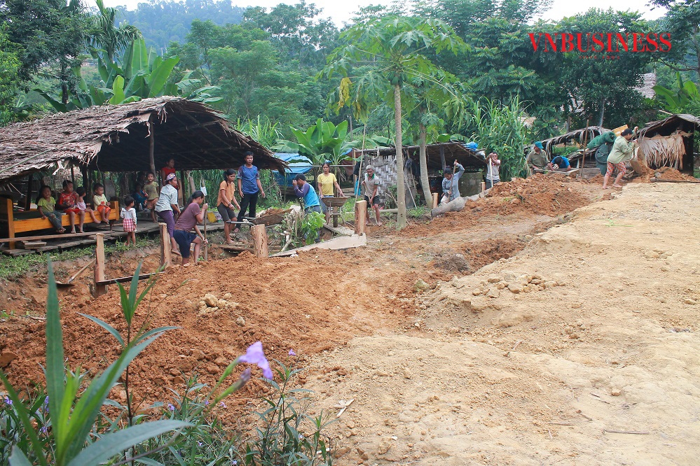 Một gia đình ở bản Cò Phạt được bà con trong bản giúp đào đất chuẩn bị dựng lại nhà.