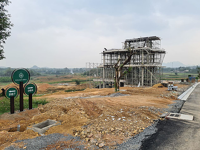 Mặc dù mới được cấp phép xây dựng hạ tầng kỹ thuật nhưng dự án vẫn được chủ đầu tư xây dựng các công trình kiên cố.