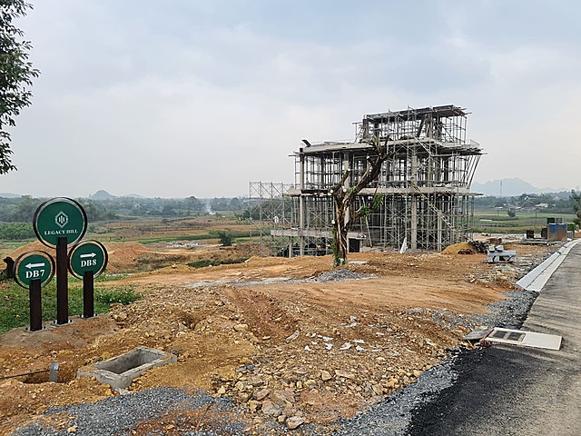 Mặc dù mới được cấp phép xây dựng hạ tầng kỹ thuật nhưng dự án vẫn được chủ đầu tư xây dựng các công trình kiên cố.