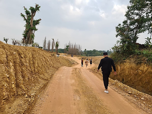 Dự án chưa đủ điều kiện bán nhà ở hình thành trong tương lai nhưng khách hàng được chào mời mua đến thăm quan rầm rộ