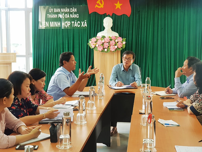 Ngày 16/4, Chủ tịch LMHTX TP Đà Nẵng Phạm Công Chính cùng Thường trực LMHTX TP đã có buổi làm việc, nghe Giám đốc HTX chợ Hòa Cường báo cáo về tâm tư nguyện vọng của bà con thành viên và định hướng phát triển của HTX chợ Hòa Cường trong tình hình mới.