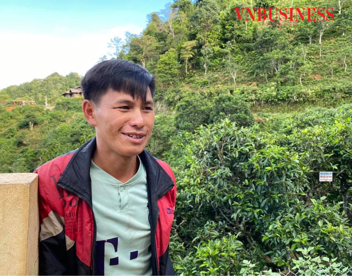 Trưởng bản Bẹ Mùa A Vàng vui vẻ chia sẻ về cuộc sống của nhiều hộ gia đình thoát nghèo nhờ cây chè.