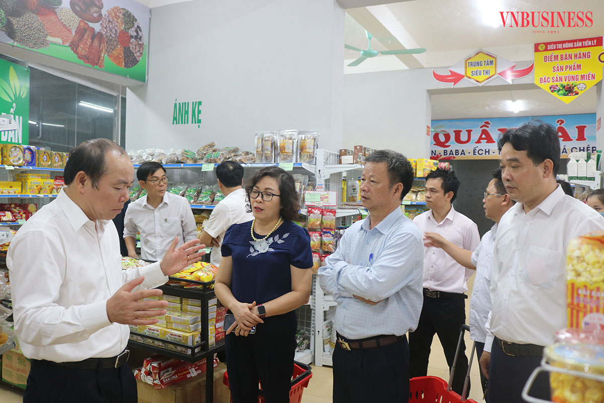 Chủ tịch Liên minh HTX Việt Nam Nguyễn Ngọc Bảo tham quan mô hình sản xuất, kinh doanh gắn với chuỗi giá trị tại các HTX của tỉnh Ninh Bình.