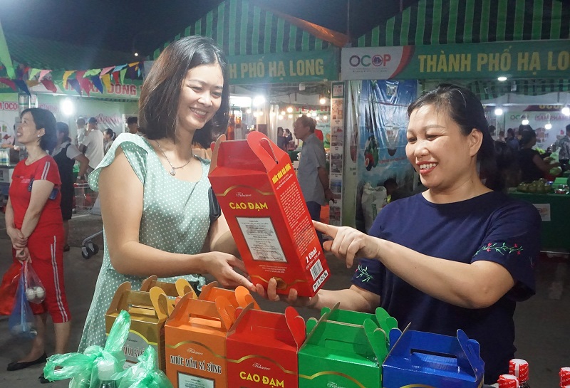 Xây dựng các gian hàng thương mại tại các hội chợ là hình thức xúc tiến thương mại quen thuộc của không ít người dân, HTX.