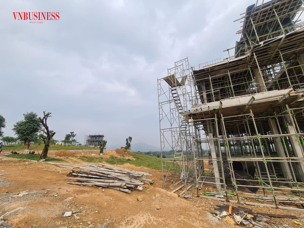 Mặc dù hạ tầng chưa xong nhưng nhiều căn biệt thự đã mọc lên.