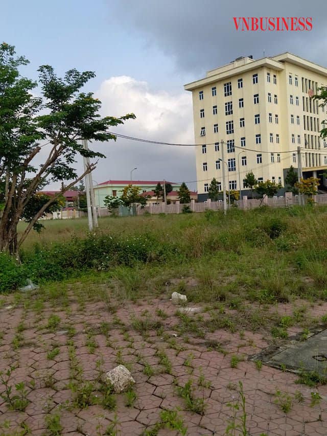 Hiện tại, cỏ cây mọc um tùm như dự án bỏ hoang, nhưng trong cơn sốt đất vừa qua đã tăng từ 800 triệu đồng/lô lên 1,25 tỷ đồng/lô 80m2. Một người dân sinh sống ở đây cho biết, mức giá 1,25 tỷ là do môi giới đẩy giá, chứ thực tế không có giao dịch nào diễn ra thời điểm này.