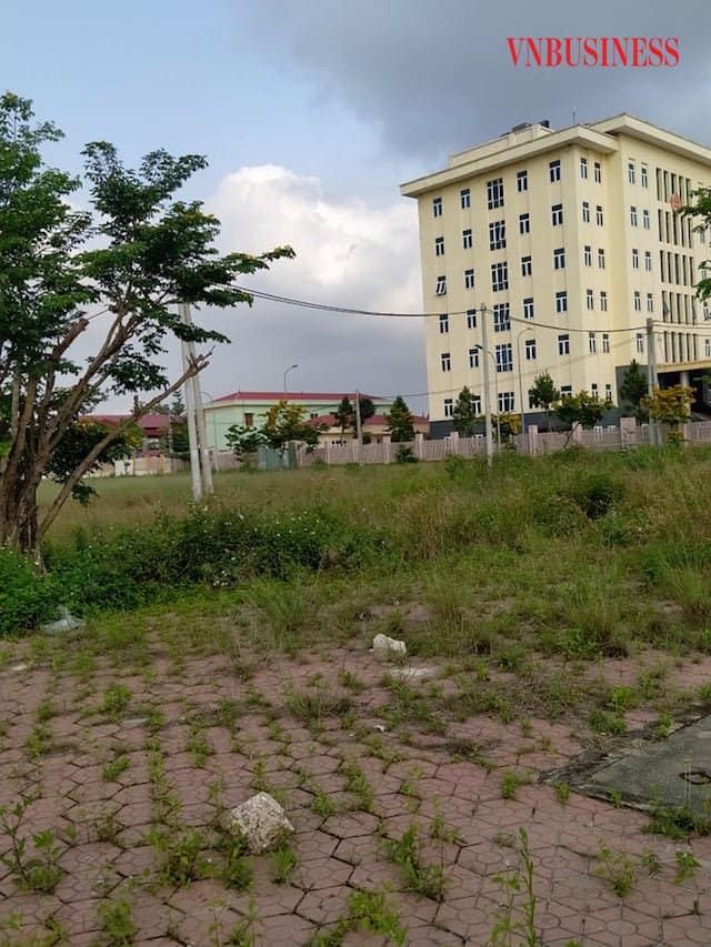 Hiện tại, cỏ cây mọc um tùm như dự án bỏ hoang, nhưng trong cơn sốt đất vừa qua đã tăng từ 800 triệu đồng/lô lên 1,25 tỷ đồng/lô 80m2. Một người dân sinh sống ở đây cho biết, mức giá 1,25 tỷ là do môi giới đẩy giá, chứ thực tế không có giao dịch nào diễn ra thời điểm này.