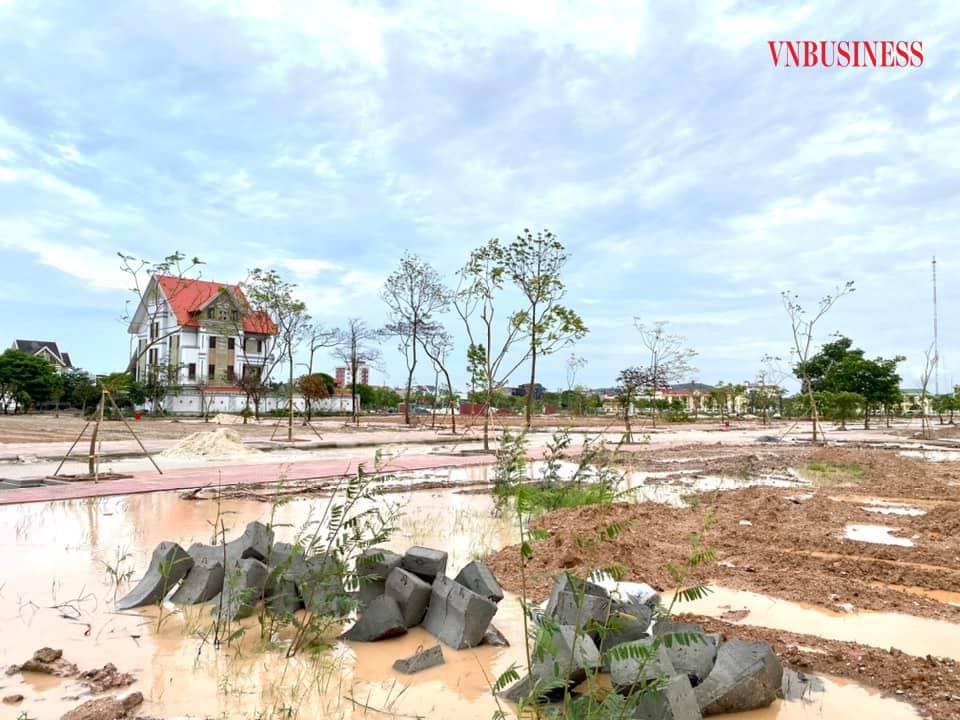 Theo quan sát của PV, mặc dù được quảng cáo là hạ tầng cơ bản xong, nhưng gạch đá vấn ngổn ngang, nhiều nền đất xây dựng chưa san bằng. Việc đóng bảng hàng để tăng giá đã khiến nhiều khách hàng đặt nghi vấn về việc chủ đầu tư có té nước theo mưa. Trong khi giá đang bán ổn định, mọi chi phí về thuế đất, xây dựng san lấp mặt bằng, xây dựng hạ tầng... cơ bản đã tính toán đủ điều kiện mới bán hàng với mức giá 16,5-19 triệu đồng/m2, nay không hiểu vì lý do gì lại không bán nữa?