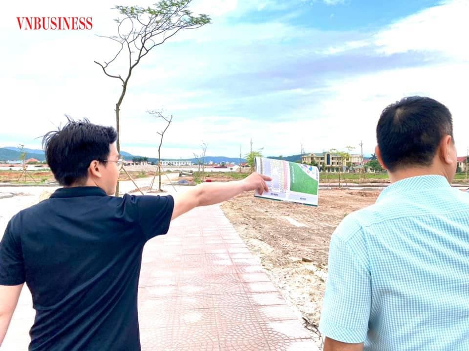 Sau 3 tuần mở bán, hiện dãy liền kề hơn 30 lô đã bán hết, còn một số lô góc và cận góc diện đang chờ khách hàng đặt cọc. Tuy nhiên chủ đầu tư đã bất ngờ đóng bảng hàng, không bán. Điều này khiến dư luận đặt câu hỏi liệu có phải chủ đầu tư thấy giá đất đang tăng nên không bán nữa, chờ giá tăng mới tiếp tục mở bán?