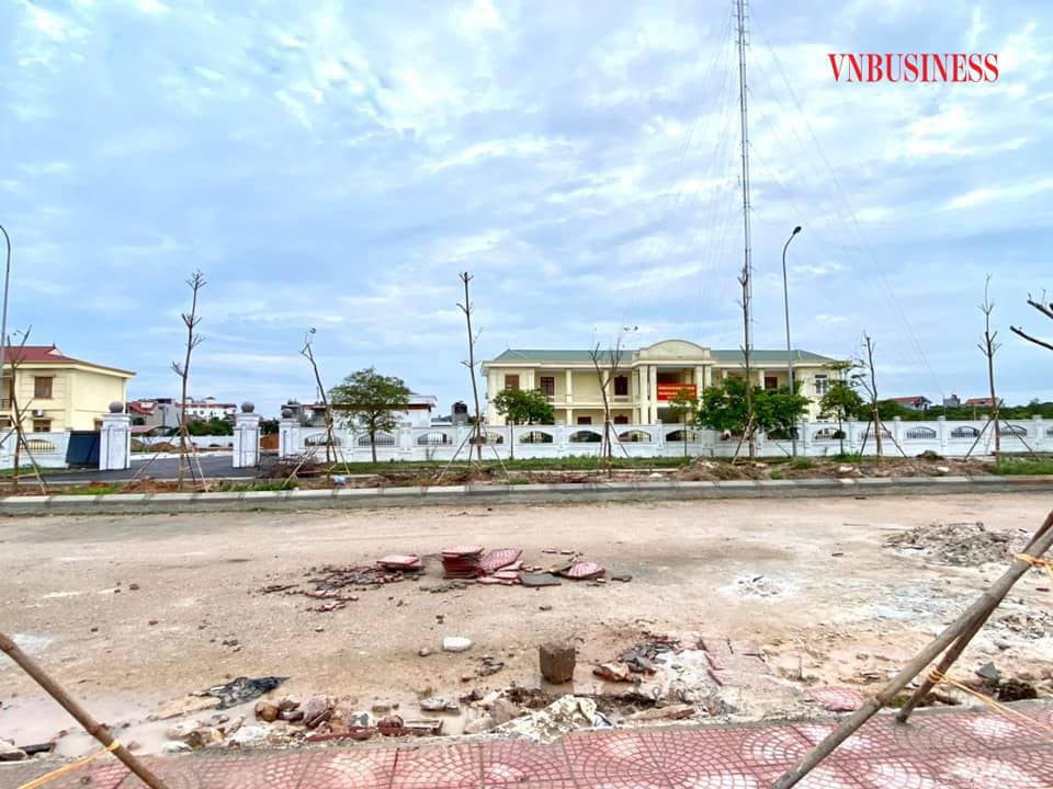 Theo môi giới, dự án này nằm trong quần thể văn hoá thể thao, đô thị và thương mại nên rất hút khách. Hiện bảng hàng hơn 30 lô đầu tiên có giá từ 16,5-19 triệu đồng/m2 đã được bán hết.