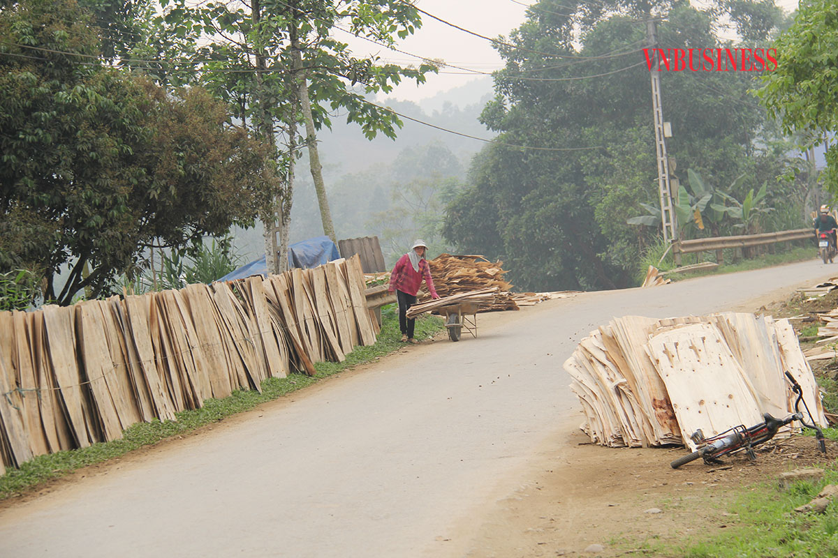 Giao thông thuận tiện giúp nông sản của người dân được tiêu thụ ổn định với giá cao.