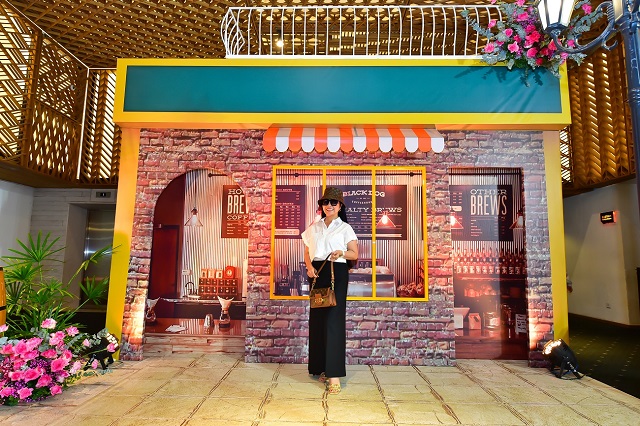 Khách mời trải nghiệm không gian tái hiện thị trấn Địa Trung Hải tại sự kiện.