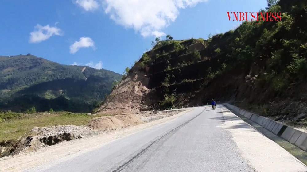 Con đường vào xã Túng Sán đã được bê tông hóa, tạo thuận lợi cho việc đi lại và vận chuyển hàng hóa.