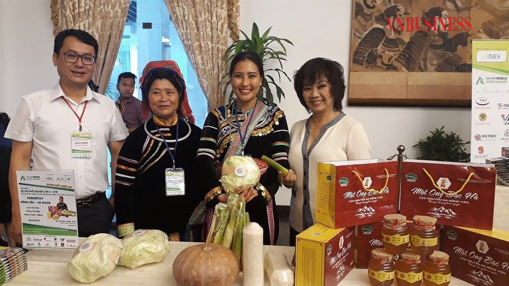 Giám đốc Lưu Thị Hòa (thứ 2 từ bên trái sang) chụp ảnh lưu niệm cùng khách hàng tại hội chợ nông sản.