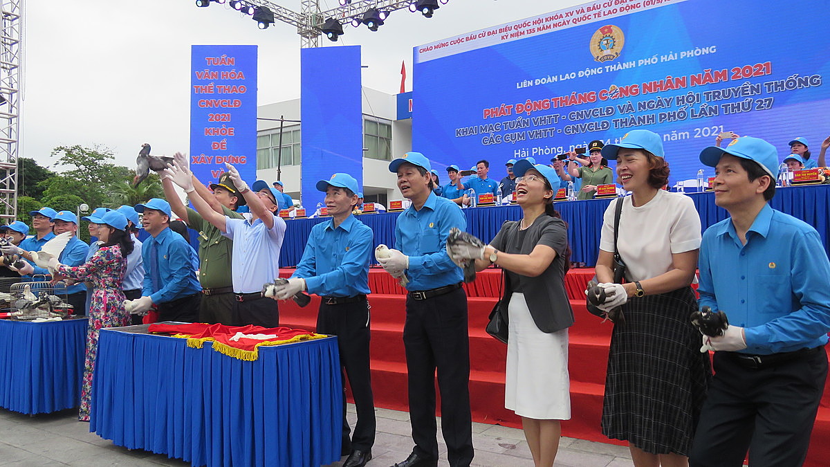 Các đại biểu thả chim bồ câu.