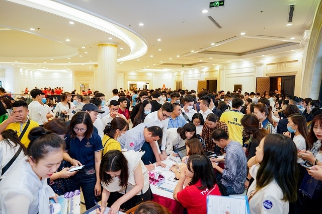 Hàng nghìn khách hàng hòa mình vào bầu không khí tưng bừng của sự kiện Nhà đẹp, xe sang – ngập tràn may mắn.