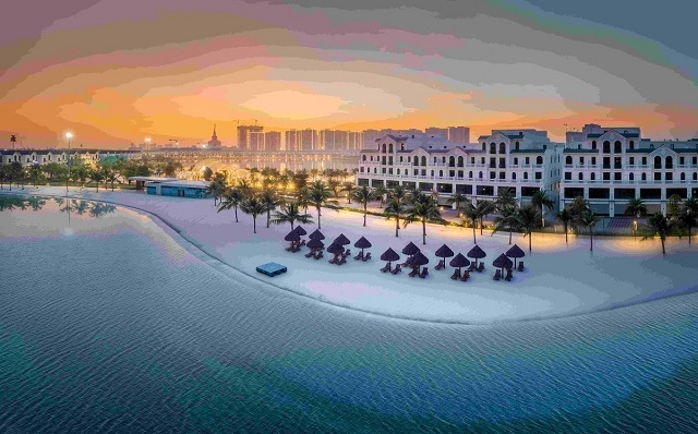 Biển hồ nước mặn nhân tạo lớn nhất Việt Nam tại Vinhomes Ocean Park có hệ thống lọc tuần hoàn, tự động hút bề mặt đáy và diệt rêu tảo với công nghệ trọn bộ từ đối tác Crystal Lagoon.