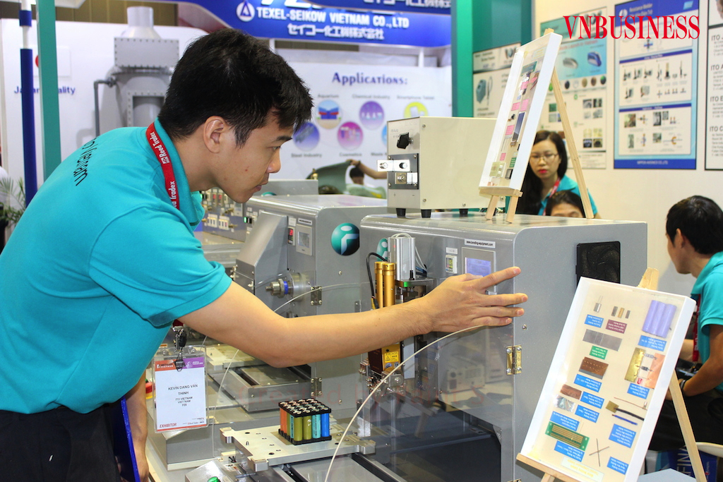 Trước các thách thức lớn giữa nền kinh tế số, các DN nhỏ và vừa cần “cân nhắc mô hình kinh doanh hiện tại theo lăng kính công nghệ”.