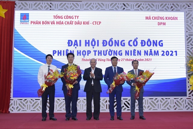 Tặng hoa chúc mừng, ra mắt của các thành viên HĐQT, BKS trúng cử và tái trúng cử, cảm ơn các thành viên được thôi nhiệm vụ.