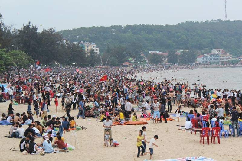 Mỗi dịp diễn ra Liên hoan du lịch, bãi biển Đồ Sơn thường thu hút rất đông du khách từ khắp các nơi đổ về