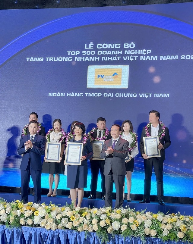 PVcomBank được vinh danh tại Lễ công bố Top 500 Doanh nghiệp tăng trưởng nhanh nhất Việt Nam năm 2021.
