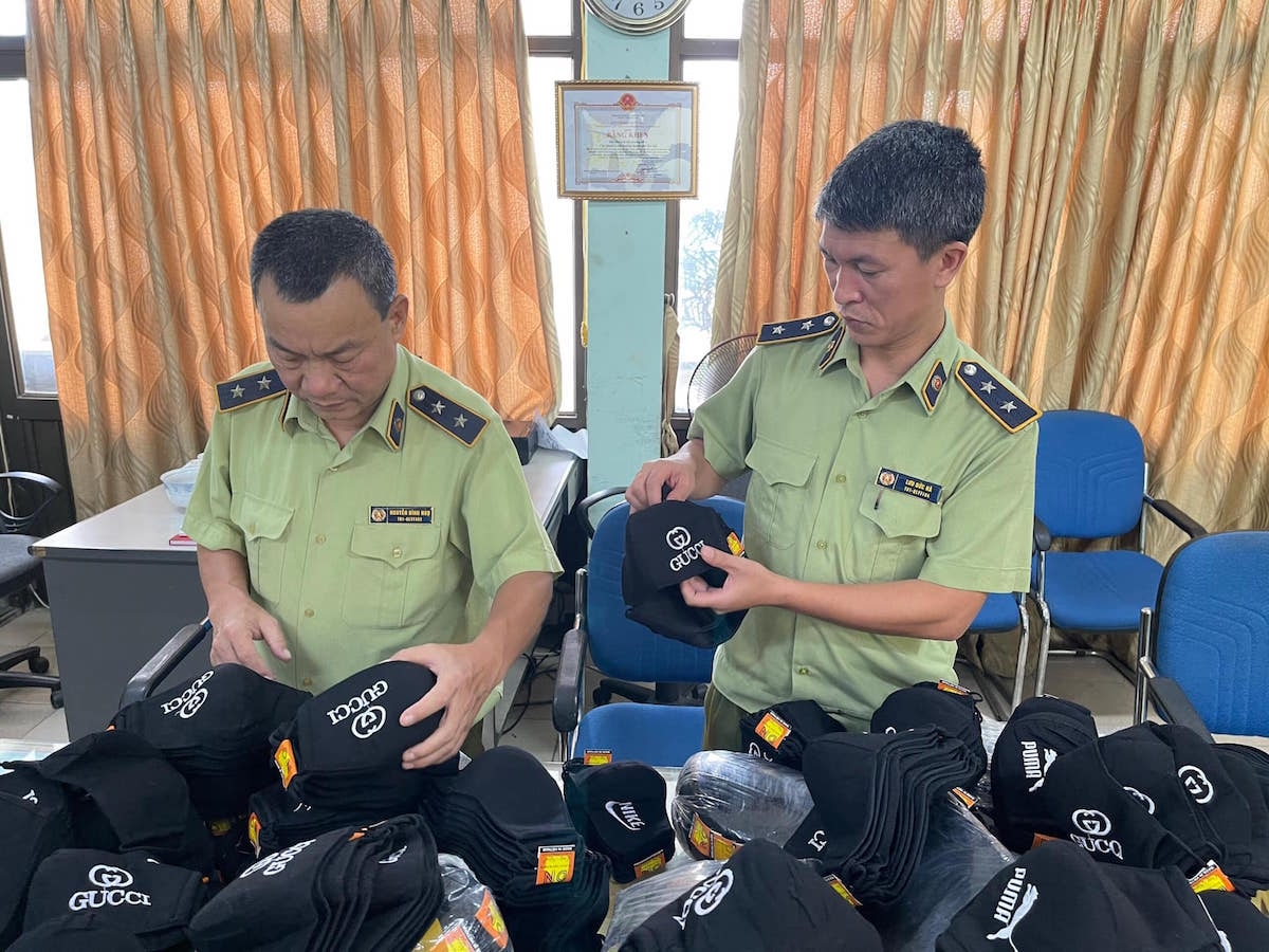 Thu giữ gần 2.000 khẩu trang giả mạo nhãn hiệu Gucci, Puma.