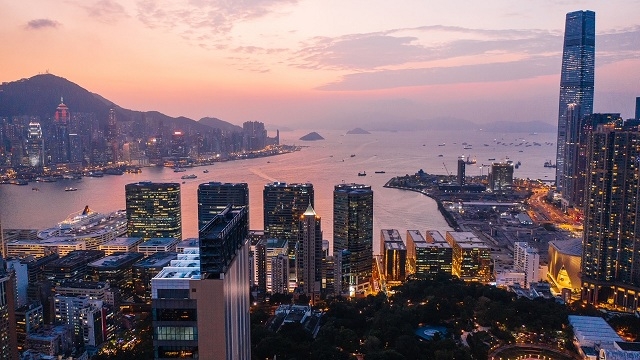 Cảng Victoria luôn rực rỡ nhờ ánh sáng từ các tòa nhà cao tầng.