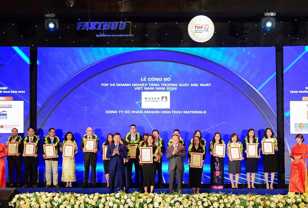 Đại diện Công ty lên nhận giải Top 50 Doanh nghiệp tăng trưởng xuất sắc nhất Việt Nam năm 2021.