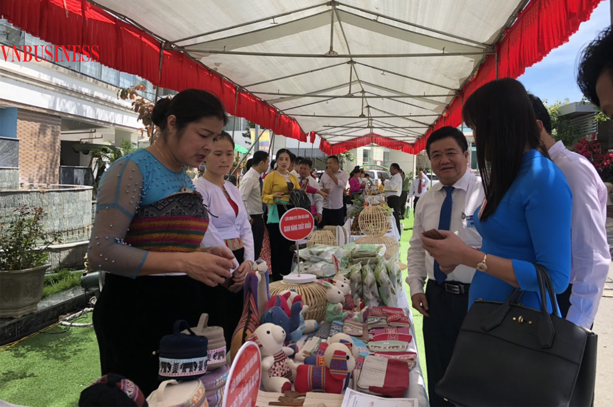 Một trong những sản phẩm đặc trưng của OCOP tỉnh Hòa Bình là dệt thổ cẩm thủ công bằng tay của HTX dệt thổ cẩm Chiềng Châu.