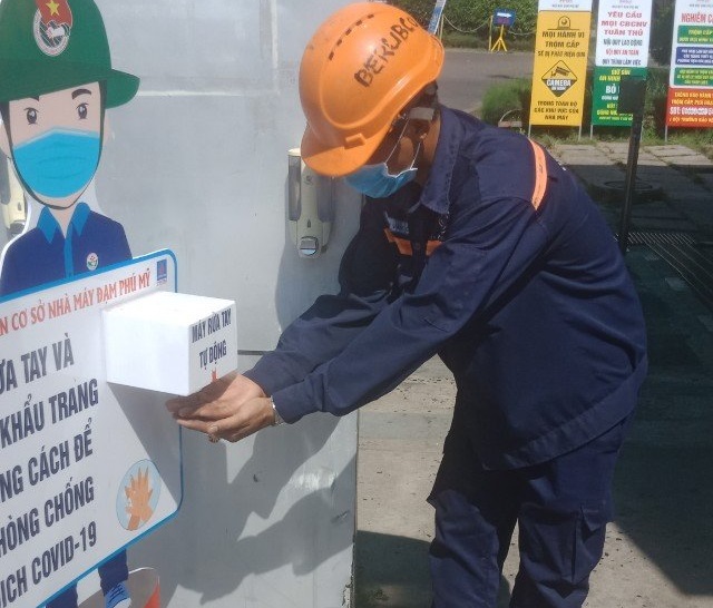 Sử dụng buồng diệt khuẩn và rửa tay diệt khuẩn thường xuyên để phòng chống Covid-19.