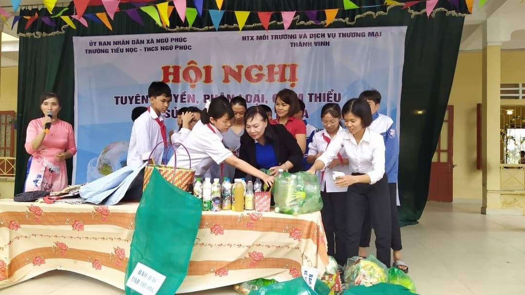 Chị Mơ (áo vest đen) thường xuyên tổ chức, tham gia các buổi tuyên truyền, vận động để nâng cao ý thức của người dân, học sinh, sinh viên trong việc giảm thải rác thải nhựa, bảo vệ môi trường.