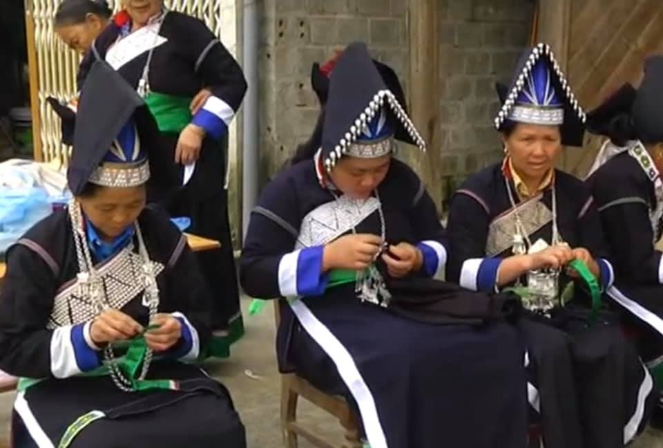 Trang phục của người Pa Dí không thướt tha như áo dài của người Kinh, không rực rỡ như trang phục của người Mông, nhưng vẫn có những nét đặc sắc riêng.