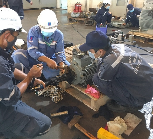 Tại Nhà máy Đạm Phú Mỹ đang tiến hành bảo dưỡng tổng thể, CBCNV đều đeo khẩu trang khi làm việc.